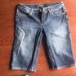 Banana Republic bermudas shorts.